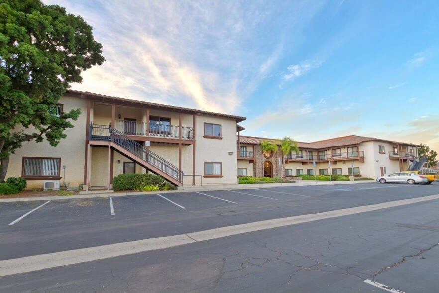 334 Via Vera Cruz, San Marcos, CA à louer - Photo du bâtiment - Image 2 de 9