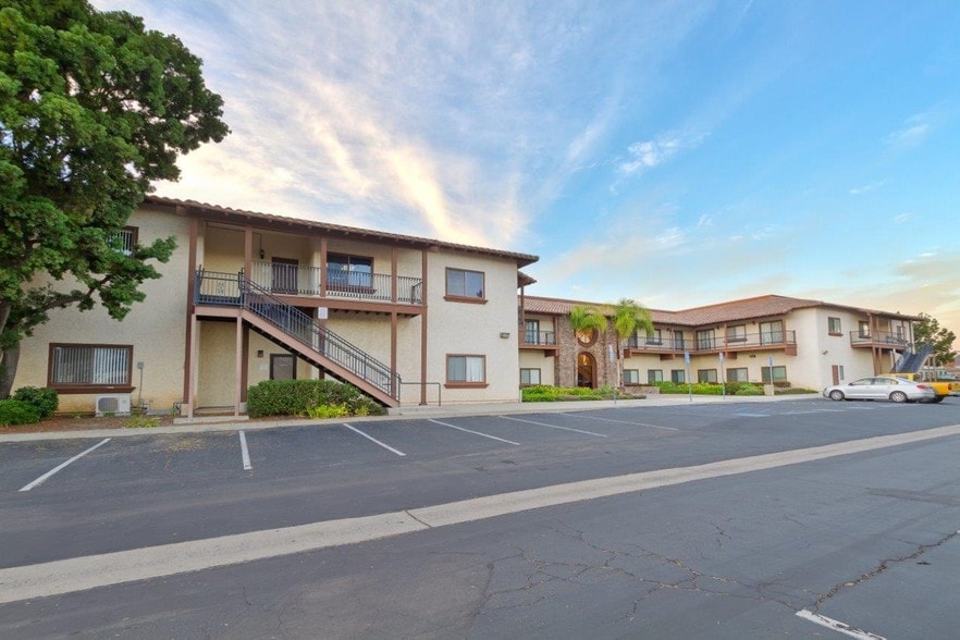 334 Via Vera Cruz, San Marcos, CA à louer - Photo du bâtiment - Image 2 de 9