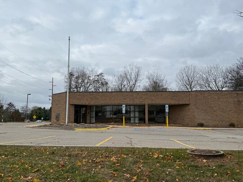 6120 W Maple Rd, West Bloomfield, MI à vendre - Photo du bâtiment - Image 2 de 8
