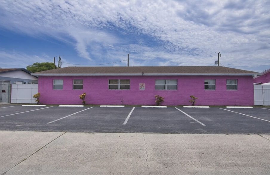 Blue Heron Blvd - 40 Bed Licensed Independent Living Facility, Riviera Beach, FL for sale - Building Photo - Image 3 of 32