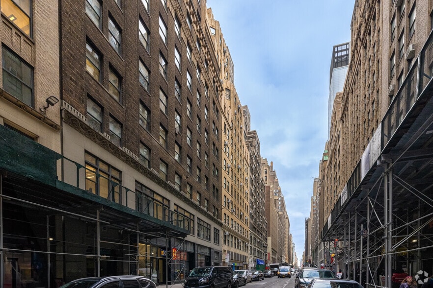 247 W 35th St, New York, NY for lease - Building Photo - Image 2 of 7