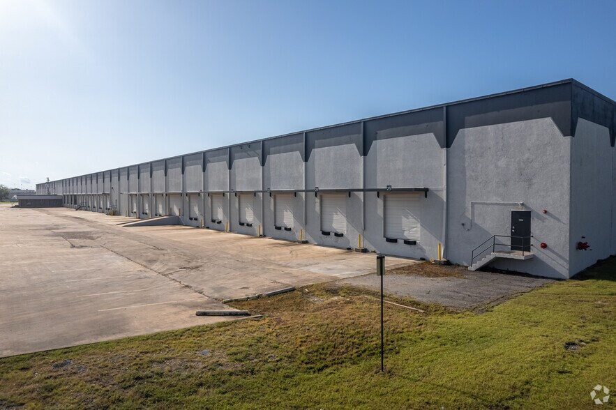 8330 Endicott Ln, Dallas, TX à louer - Photo du bâtiment - Image 2 de 8