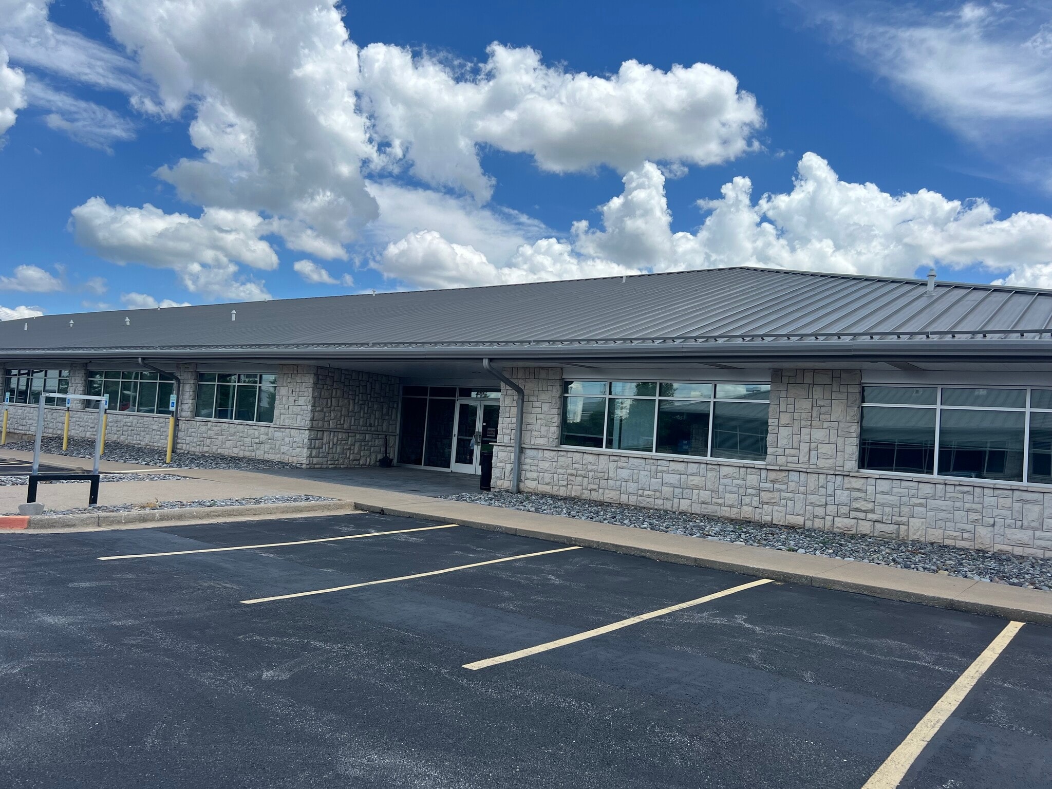 2501 Technology Dr, Bentonville, AR for lease Building Photo- Image 1 of 4