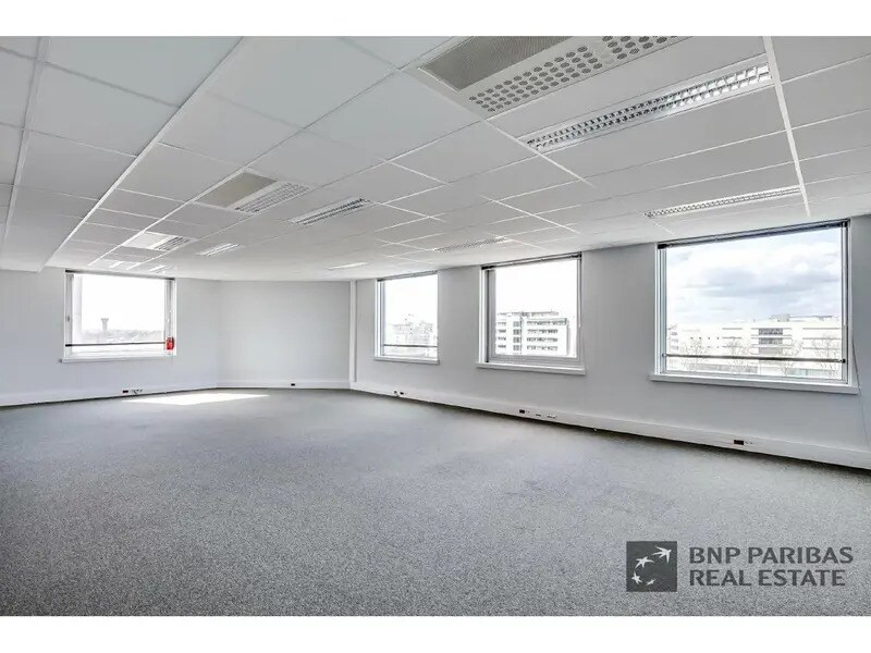 1 Rue George Stephenson, Montigny-le-Bretonneux for lease Interior Photo- Image 1 of 5