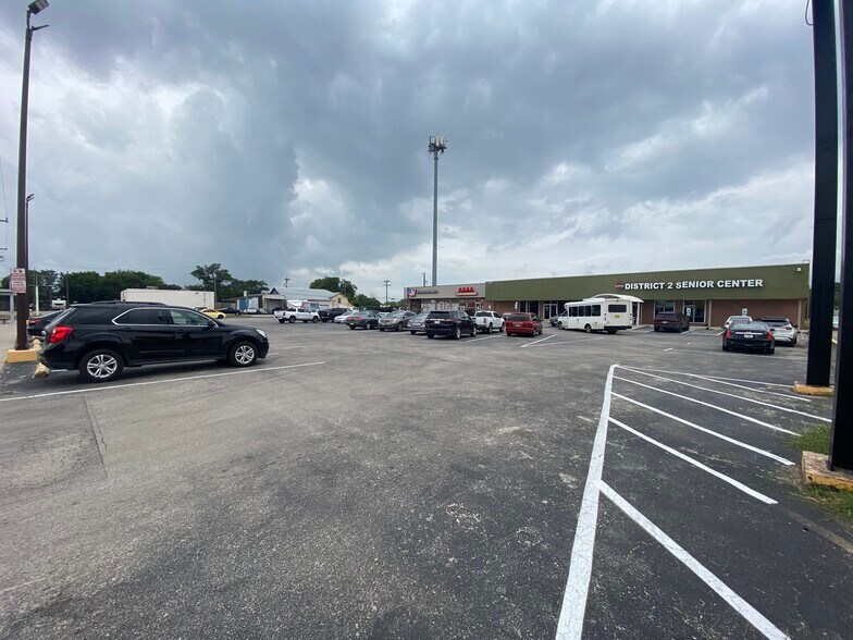 1751 S W. W. White Rd, San Antonio, TX for lease - Primary Photo - Image 1 of 1