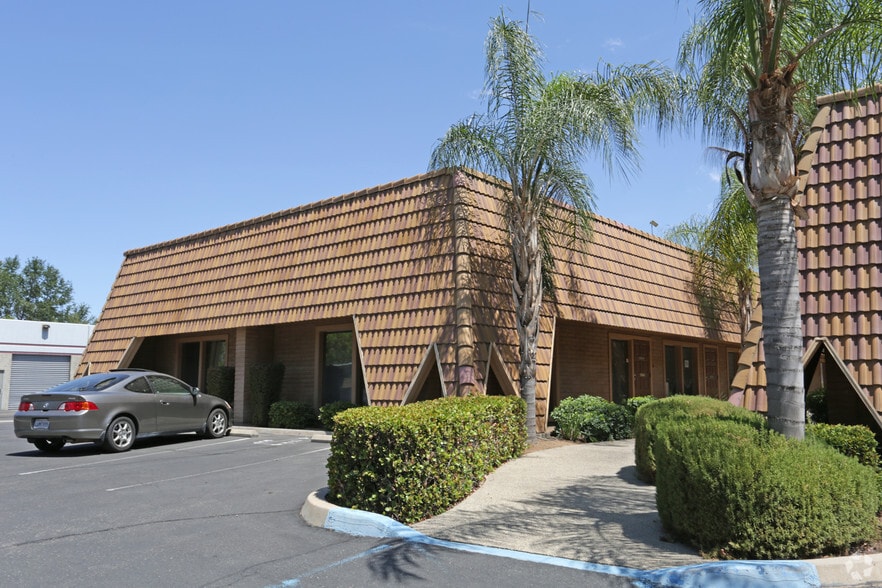 2017 N Gateway Blvd, Fresno, CA for lease - Building Photo - Image 3 of 5