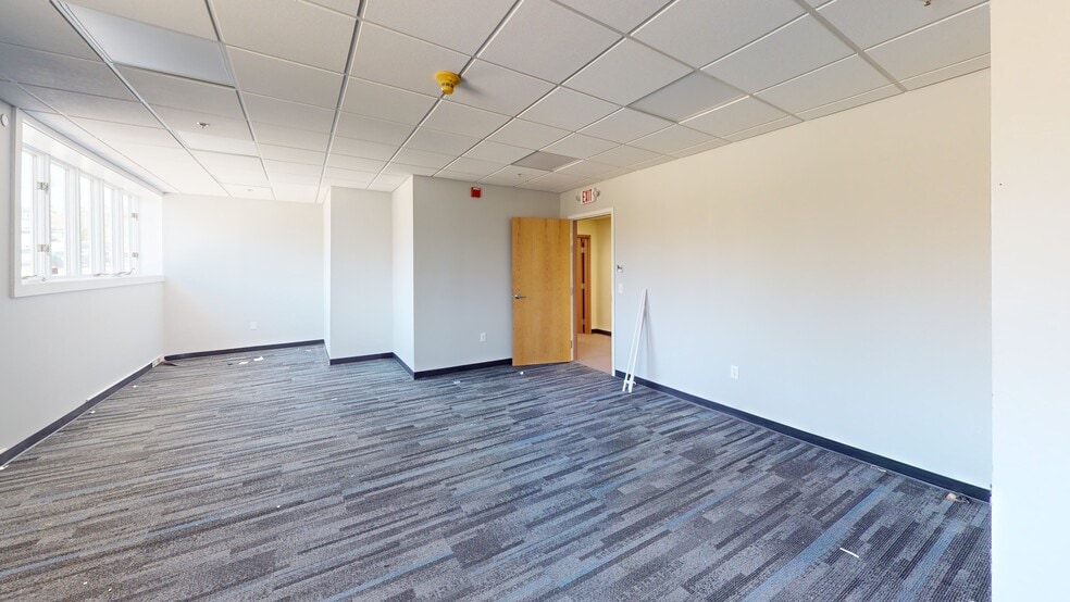 198 Londonderry Tpke, Hooksett, NH for sale - Building Photo - Image 2 of 14