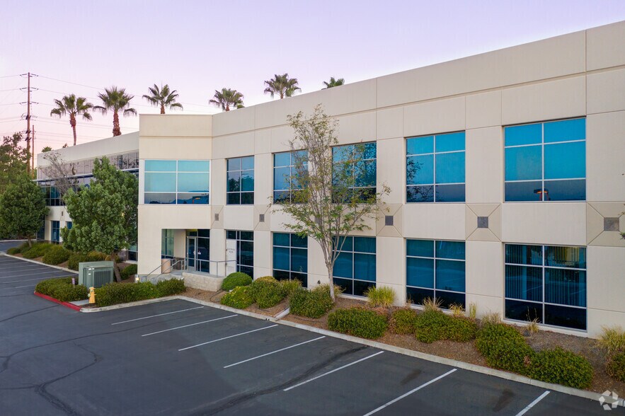 38975 Sky Canyon Dr, Murrieta, CA à louer - Photo du bâtiment - Image 3 de 13