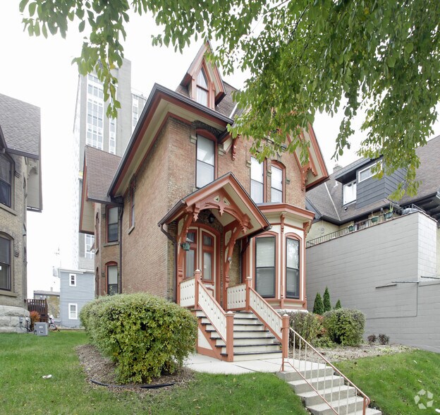 1708 N Farwell Ave, Milwaukee, WI à vendre - Photo du bâtiment - Image 2 de 2