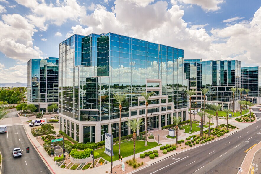 2555 E Camelback Rd, Phoenix, AZ à louer - Photo du bâtiment - Image 2 de 7