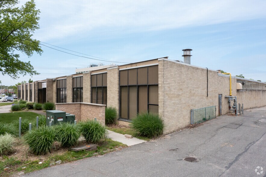 650 Cantiague Rock Rd, Jericho, NY à louer - Photo du bâtiment - Image 3 de 6