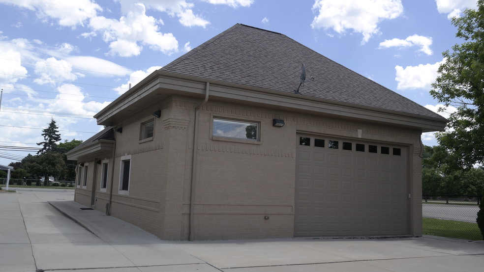 30555 Hoover Rd, Warren, MI for sale - Building Photo - Image 2 of 10