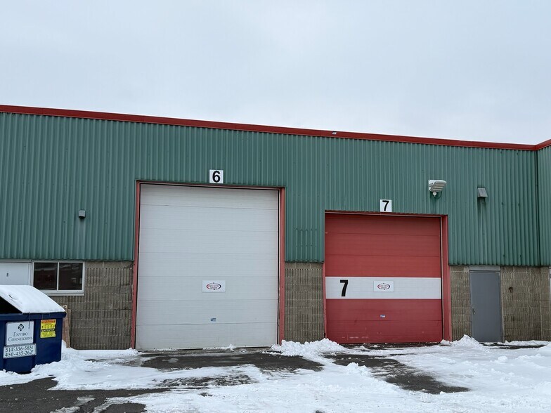 135 Ch du Tremblay, Boucherville, QC à louer - Photo du bâtiment - Image 2 de 2