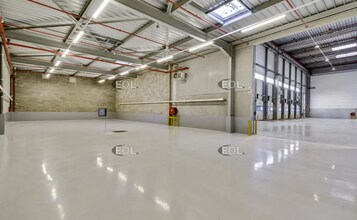 Industriel dans Servon à louer Photo intérieure- Image 2 de 4