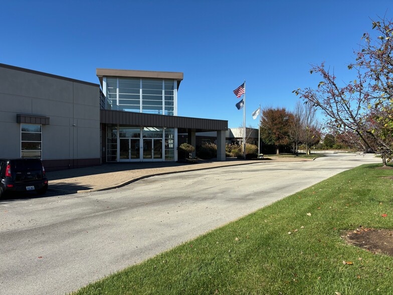 9390 Bunsen Pky, Louisville, KY à louer - Photo du bâtiment - Image 1 de 1