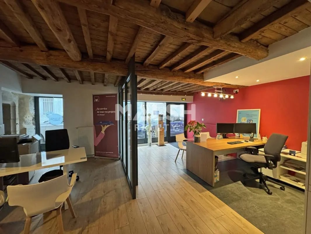 Office in Montbrison for lease Interior Photo- Image 1 of 8