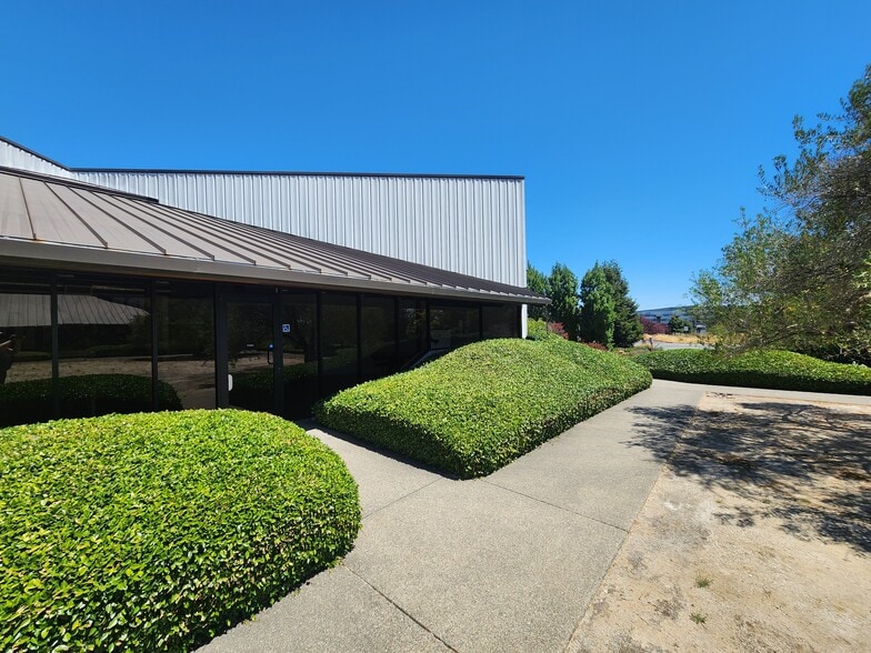 21881 8th St E portfolio of 2 properties for sale on LoopNet.ca - Building Photo - Image 1 of 17