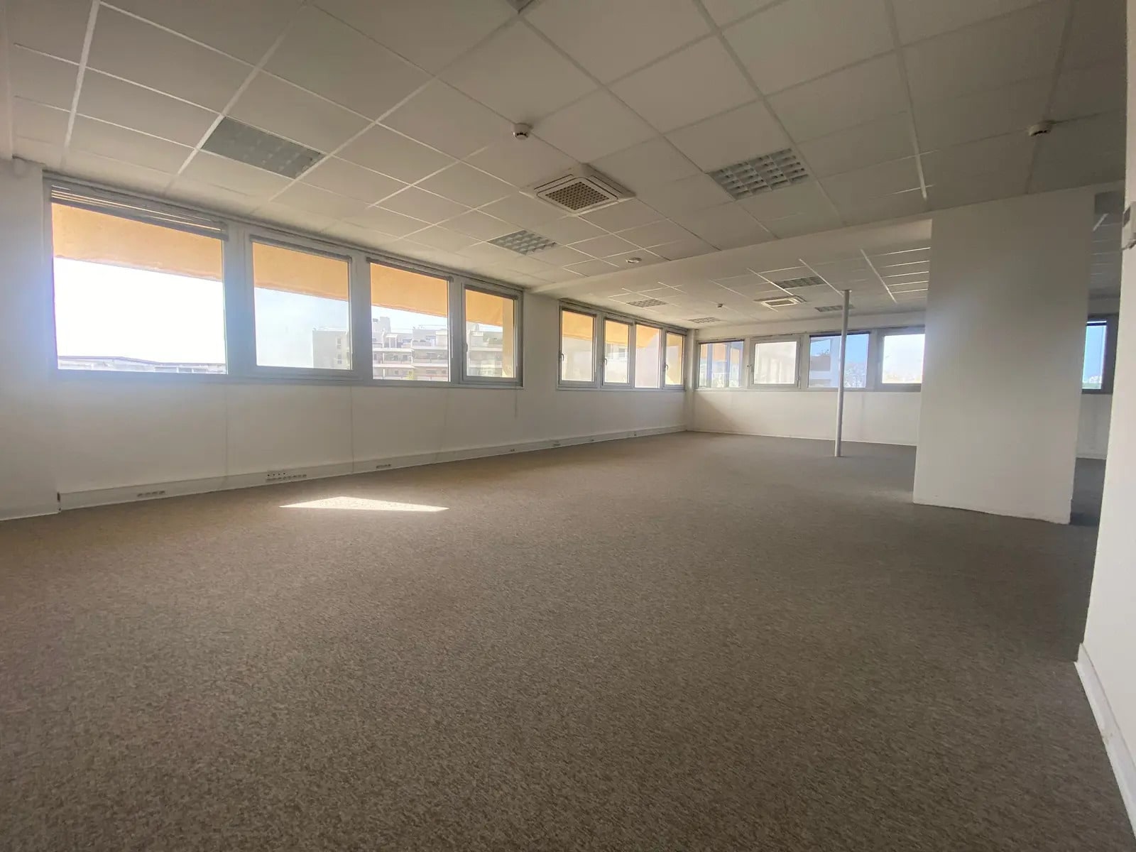 122 Avenue De Hambourg, Marseille for lease Interior Photo- Image 1 of 6