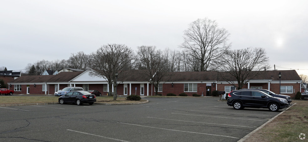 24 Shelter Rock Rd, Danbury, CT à vendre - Photo du bâtiment - Image 1 de 1