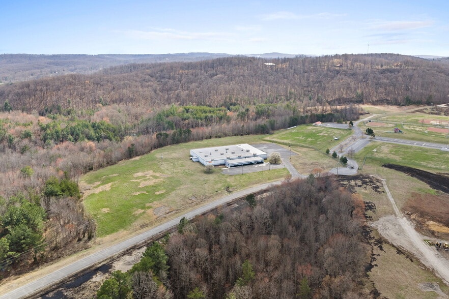 385 One Industrial Park Rd, Oneida, TN for sale - Building Photo - Image 3 of 16