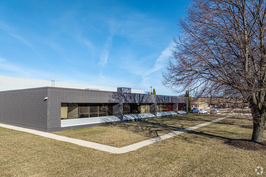 W142N9251 Fountain Blvd, Menomonee Falls, WI à louer - Photo du bâtiment - Image 2 de 6