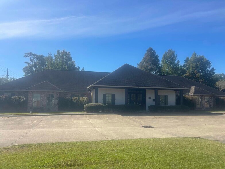 2798 O'Neal Ln, Baton Rouge, LA à louer - Photo du bâtiment - Image 2 de 48