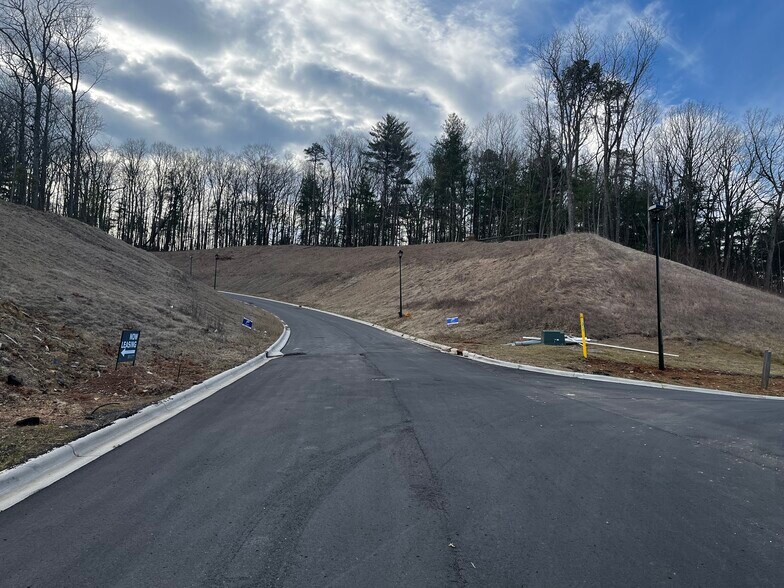 105 Woodland Meadows Dr, Asheville, NC for sale - Building Photo - Image 3 of 12