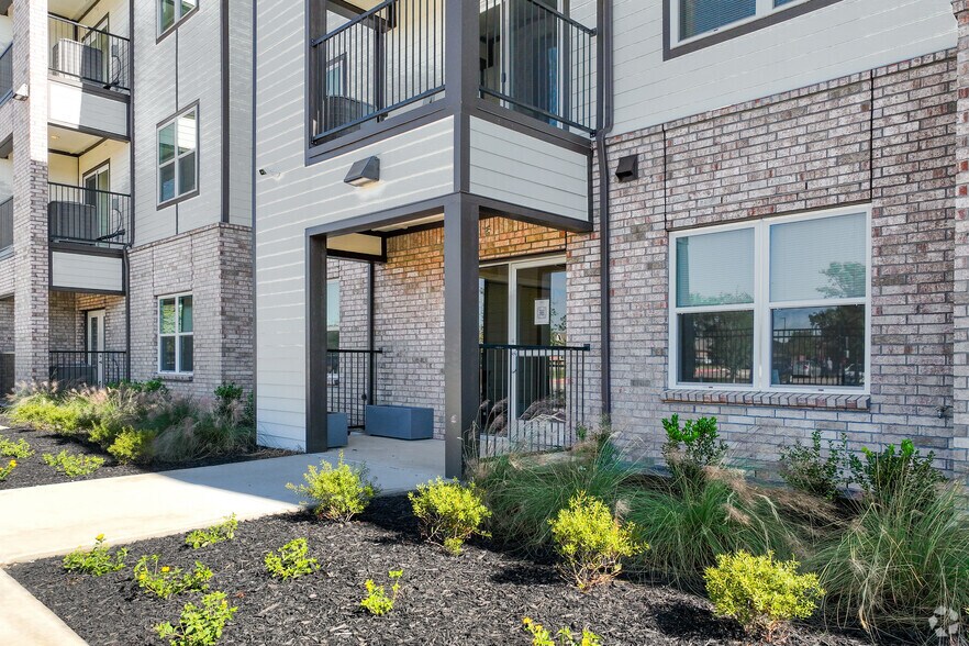 7149 Trail Lake Dr, Fort Worth, TX à vendre - Photo du bâtiment - Image 2 de 24