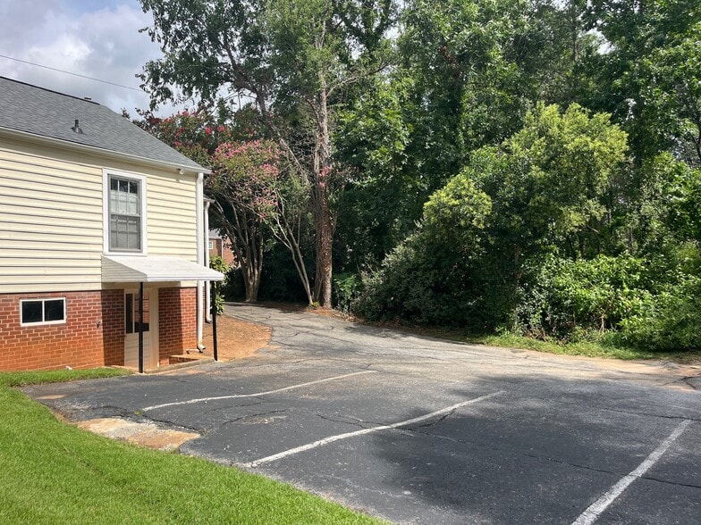 202 Memorial Dr, Greer, SC for sale - Building Photo - Image 2 of 8