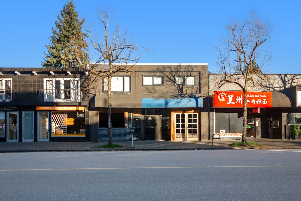 3235 W Broadway, Vancouver, BC à vendre Photo du bâtiment- Image 1 de 1