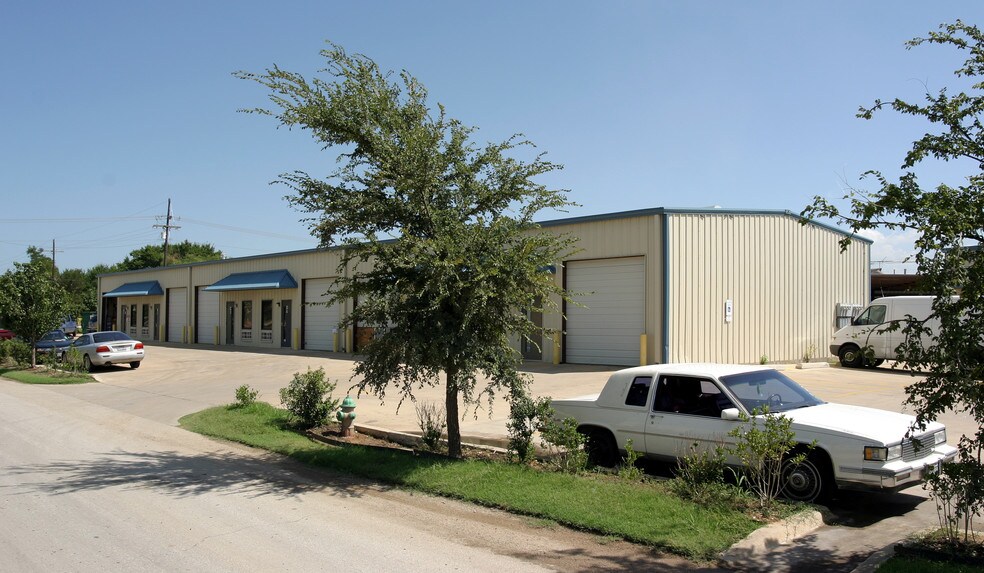 101 S Railroad St, Lewisville, TX à louer - Photo du bâtiment - Image 2 de 6