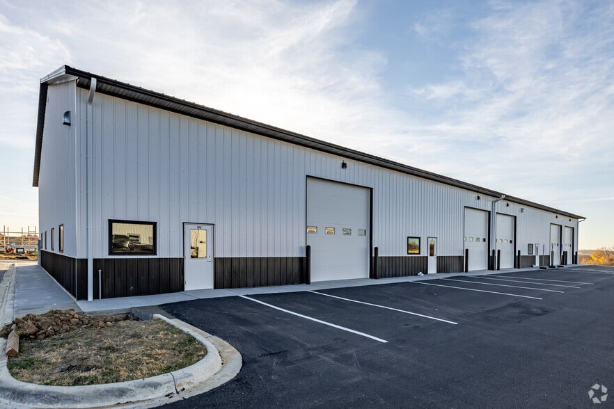 6211 34th Ave NW, Rochester, MN for lease - Building Photo - Image 1 of 3