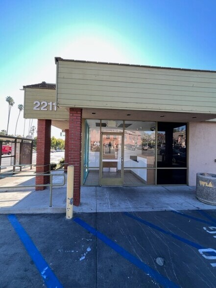 2211 Lake Ave, Altadena, CA à louer - Photo du bâtiment - Image 3 de 7