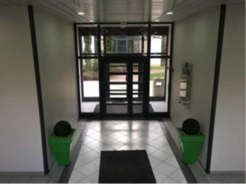 2 Rue Hélène Boucher, Guyancourt for lease - Building Photo - Image 3 of 6