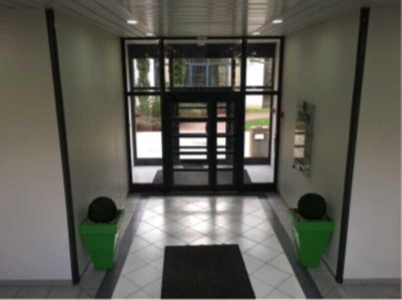 2 Rue Hélène Boucher, Guyancourt à louer - Photo du bâtiment - Image 3 de 6