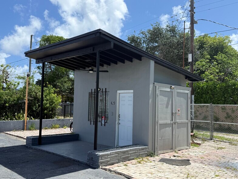620 Dixie Highway Hwy, Lake Worth Beach, FL à louer - Photo du bâtiment - Image 2 de 5