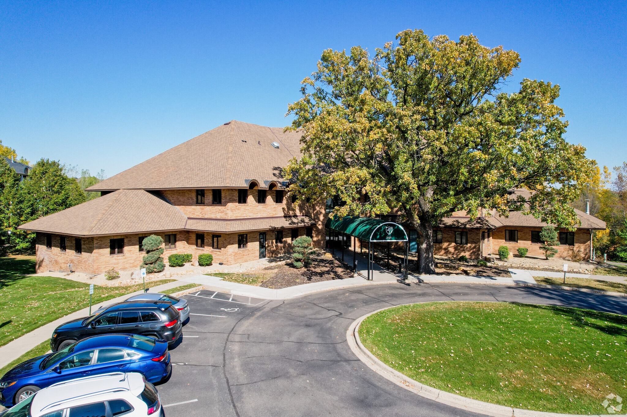 8525 Edinbrook Xing, Minneapolis, MN for lease Building Photo- Image 1 of 9