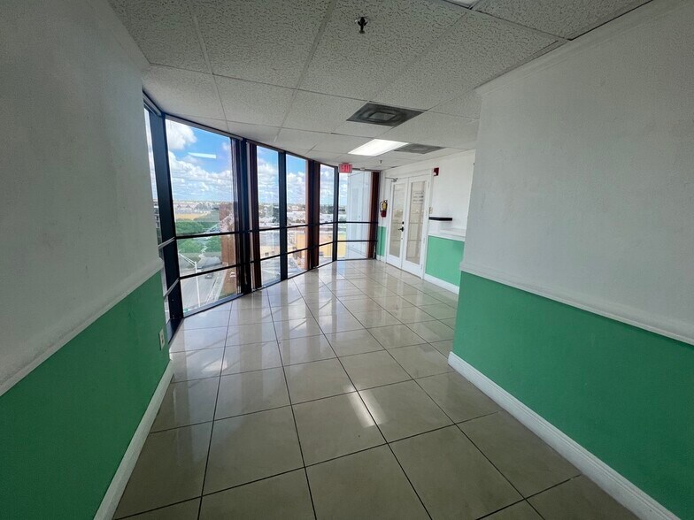 4445 W 16th Ave, Hialeah, FL à louer - Photo du bâtiment - Image 3 de 31