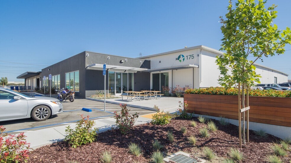 105 Associated Rd, South San Francisco, CA à louer - Photo du bâtiment - Image 2 de 3