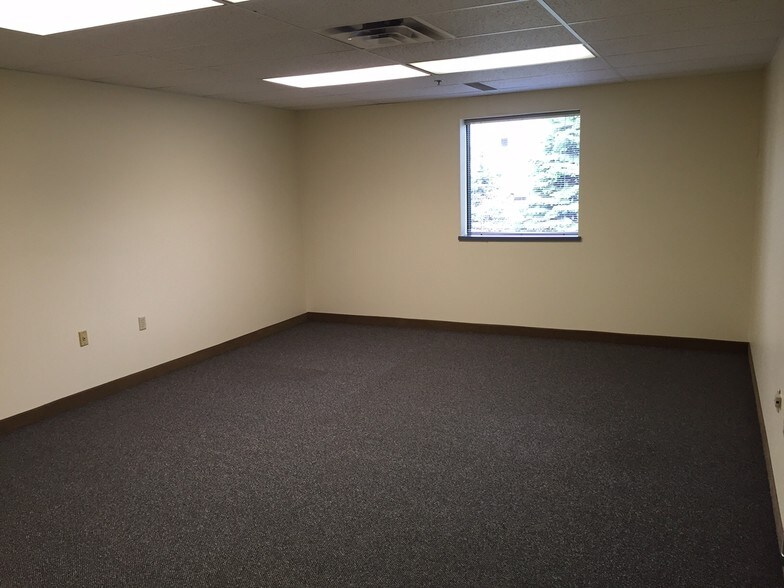 5600 Pioneer Creek Dr, Maple Plain, MN à louer - Photo intérieure - Image 2 de 16