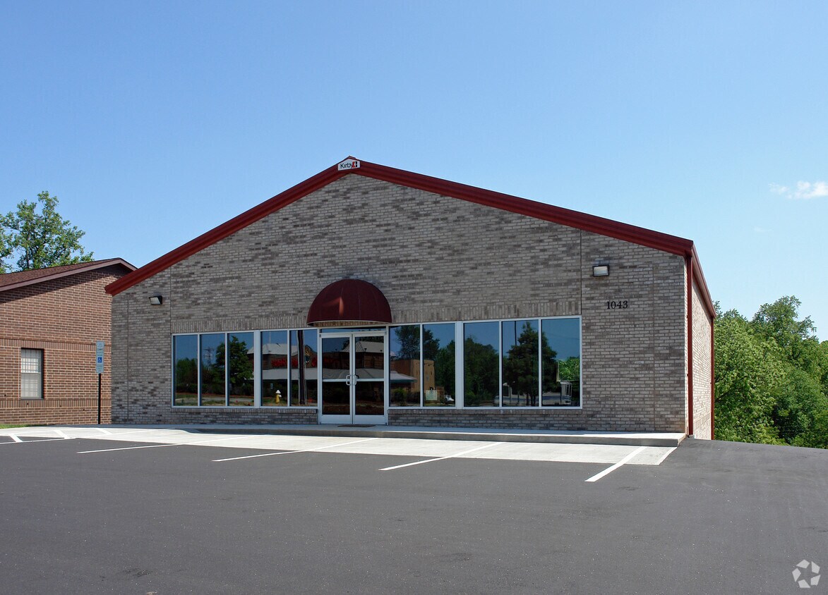 1043 Lenoir Rhyne Blvd, Hickory, NC for lease Building Photo- Image 1 of 8