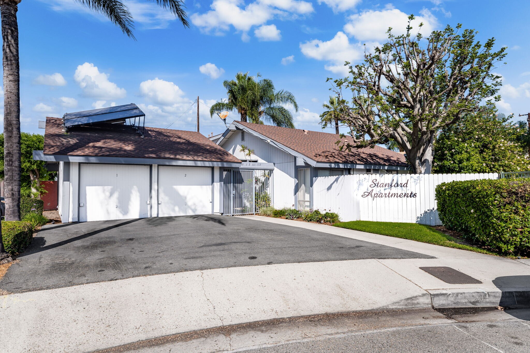 111 Stanford Ave, Fullerton, CA à vendre Photo principale- Image 1 de 10