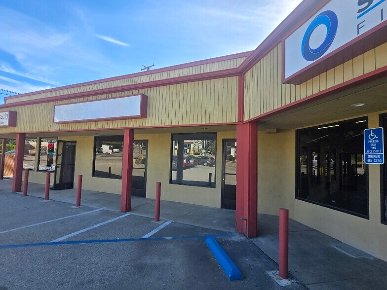 4050 Montrose Ave, La Crescenta, CA à louer - Photo du bâtiment - Image 3 de 11