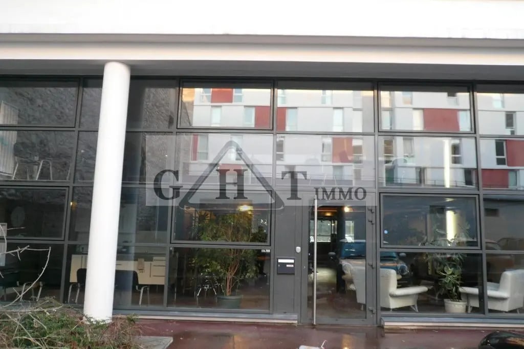 Office in Ivry-sur-Seine for lease Building Photo- Image 1 of 12