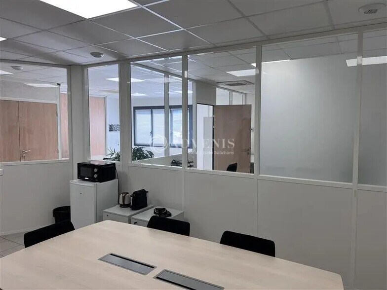 Office in Limas for lease - Building Photo - Image 2 of 9