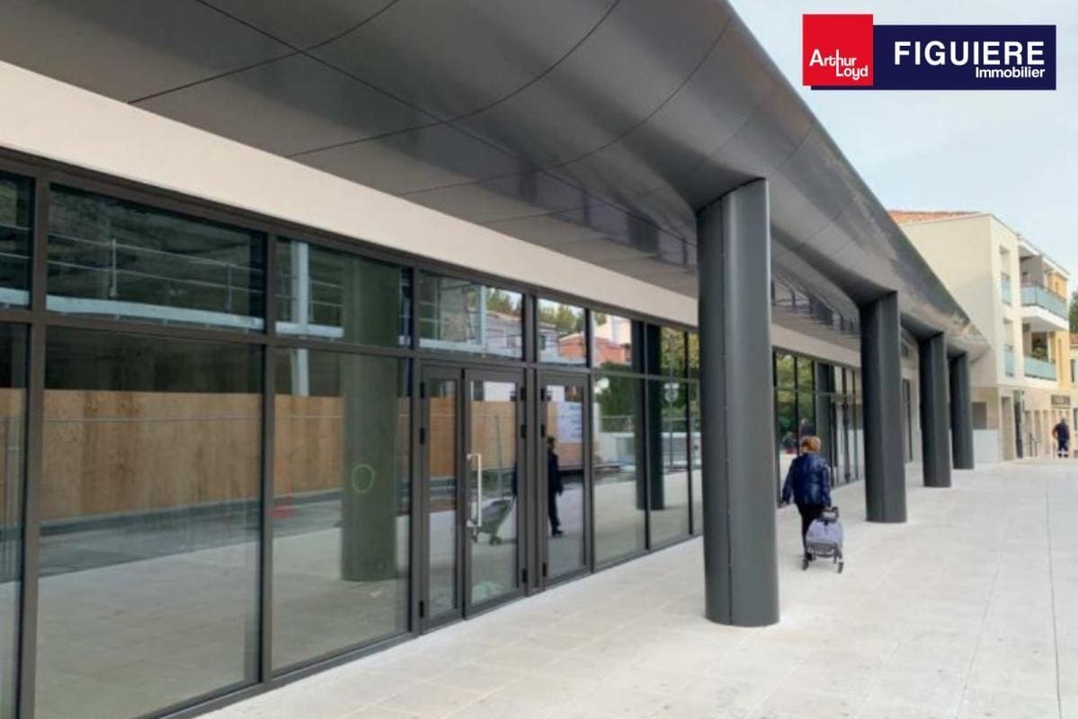 Retail in Istres for lease Building Photo- Image 1 of 5