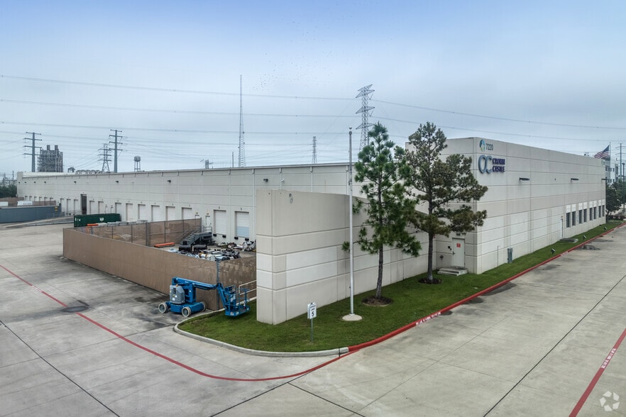 7220 N Sam Houston Pky W, Houston, TX for lease - Building Photo - Image 2 of 8