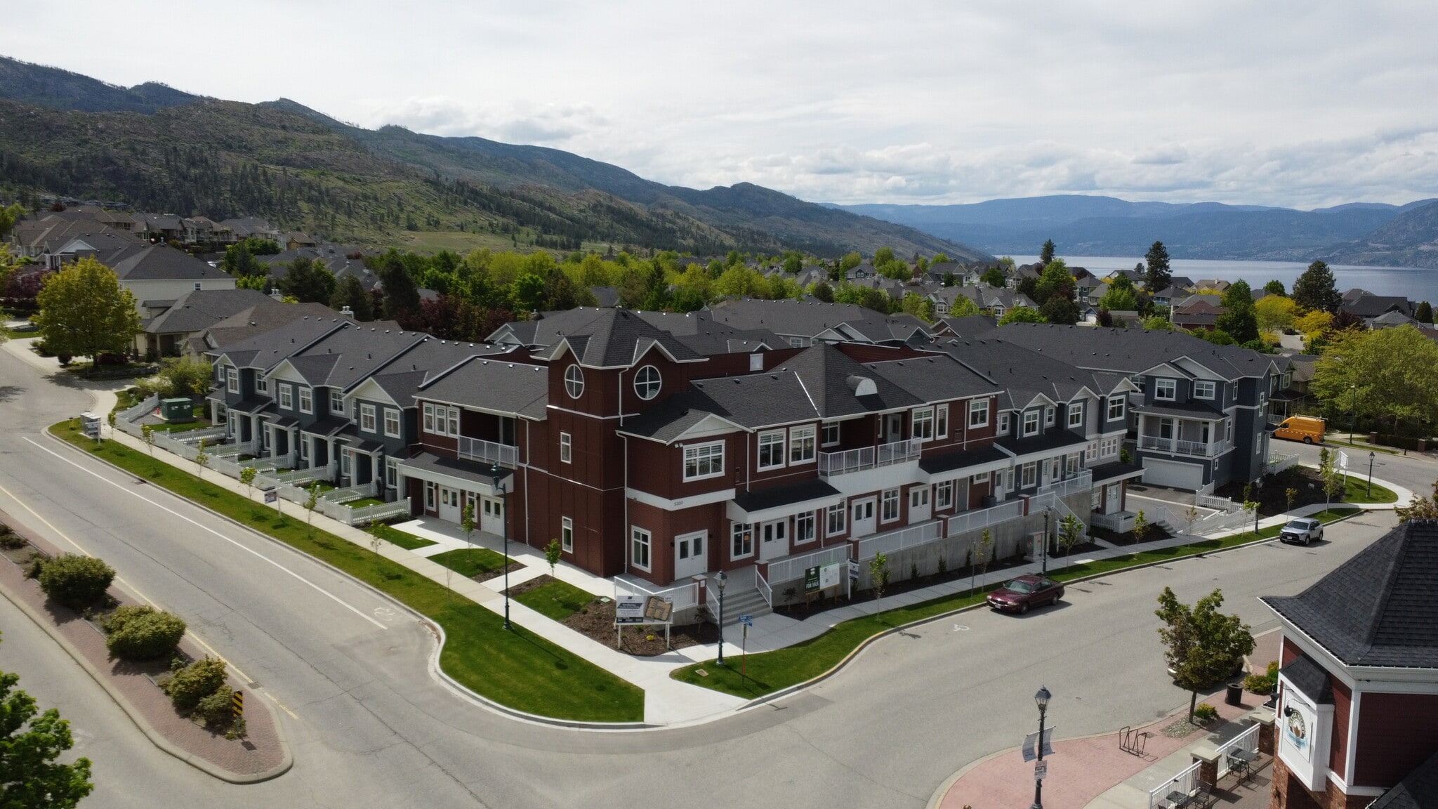 5300 Main St, Kelowna, BC à vendre Photo du bâtiment- Image 1 de 4