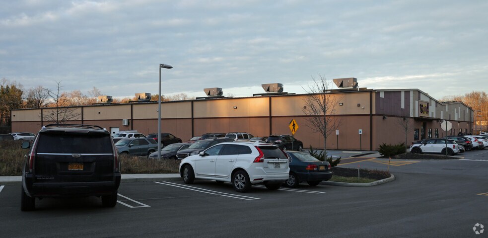 2 Neptune Rd, Poughkeepsie, NY à louer - Photo du bâtiment - Image 3 de 3