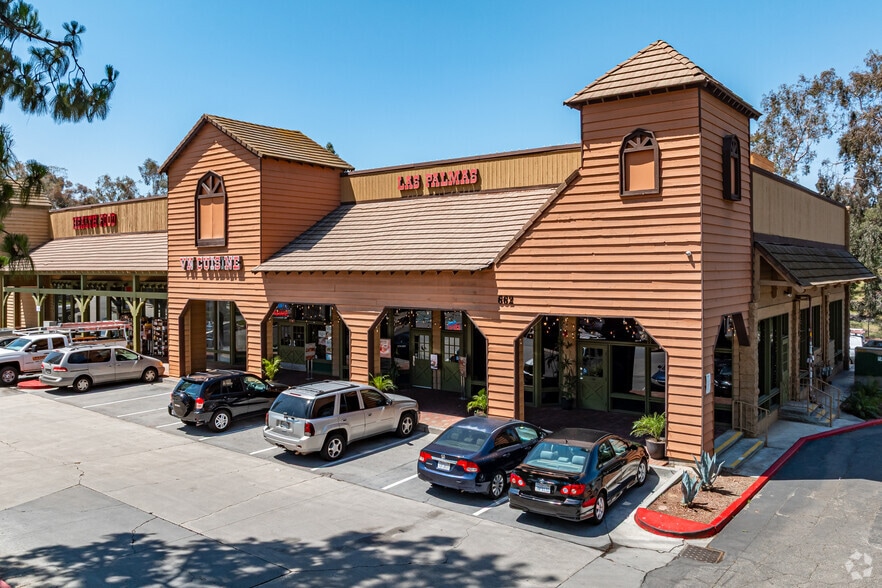 552-670 W Arrow Hwy, San Dimas, CA à louer - Photo du bâtiment - Image 2 de 6